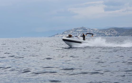 barco disponible para alquilar